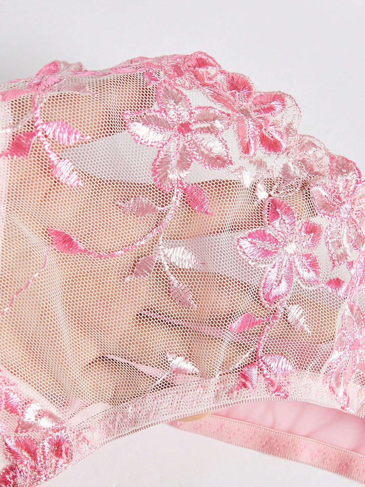 Conjunto de Lingerie Bordado Floral com Bojo e Fio Dental – Doce Malícia