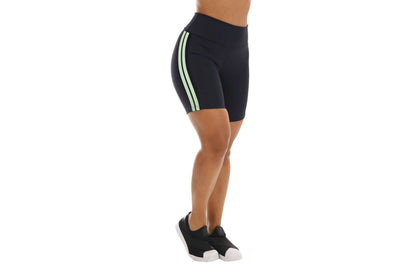 Bermuda fitness preta com listras verdes em Preto – Doce Malícia