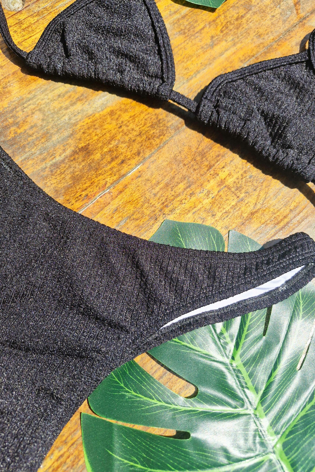 Biquíni Cortininha Canelado Brilhoso Preto em Preto – Doce Malícia