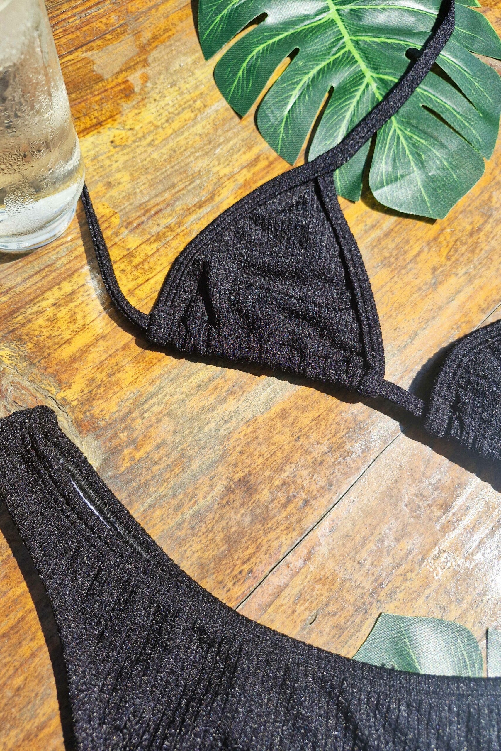 Biquíni Cortininha Canelado Brilhoso Preto em Preto – Doce Malícia
