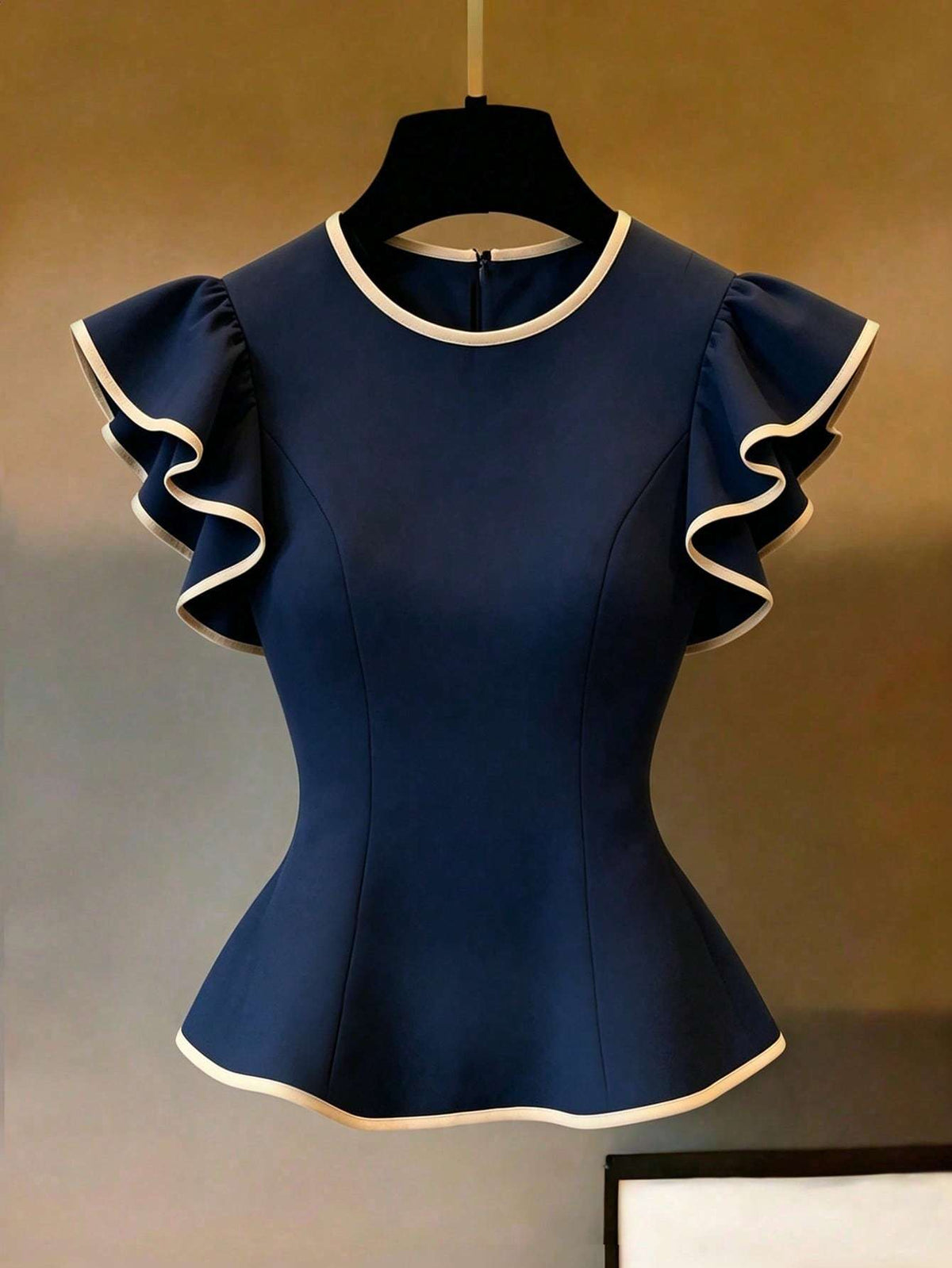 Blusa Peplum Manga Babado Off-White com Debrum – Doce Malícia