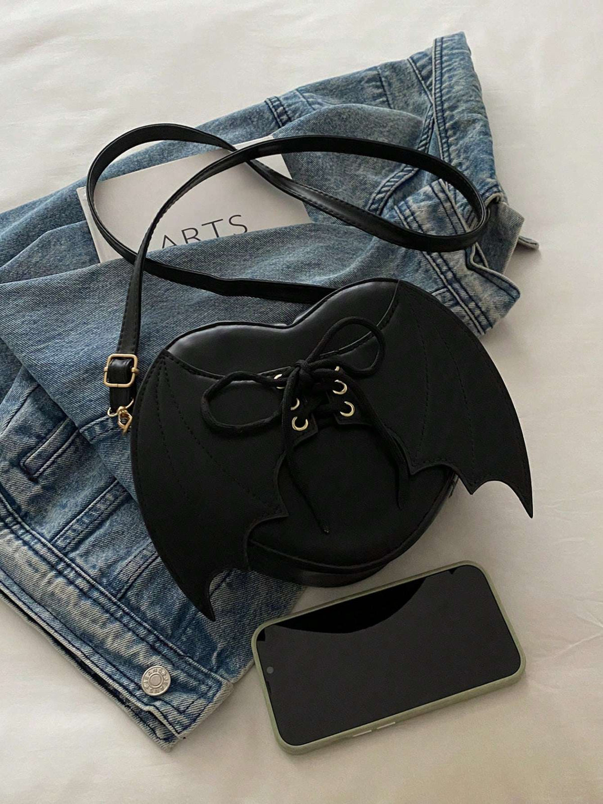 Bolsa Transversal Coração Asa de Morcego Gótica Preta – Doce Malícia