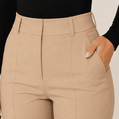 Calça feminina de cintura alta corte reto, em tecido plano – Doce Malícia