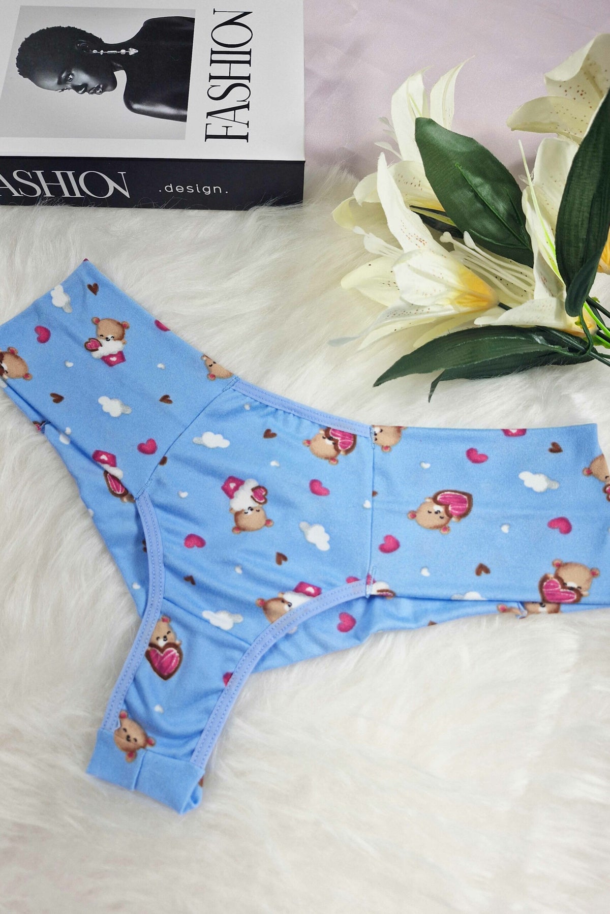 Calcinha em Suede Fio Dental em Branco – Doce Malícia
