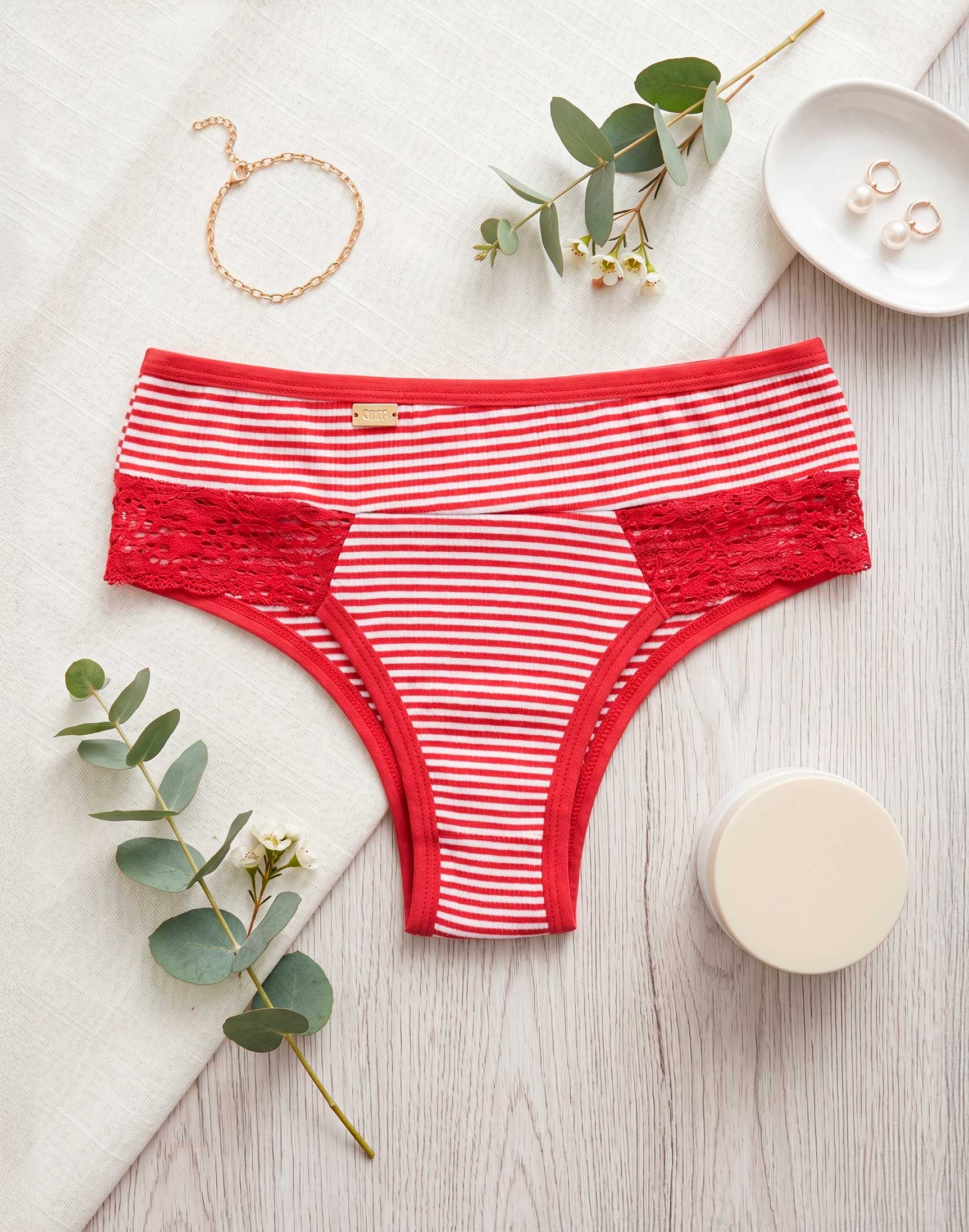 Calcinha Listrada com Detalhes de Renda em amarelo – Doce Malícia