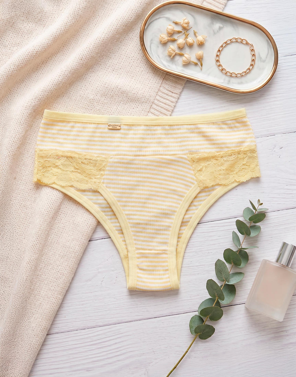 Calcinha Listrada com Detalhes de Renda em amarelo – Doce Malícia