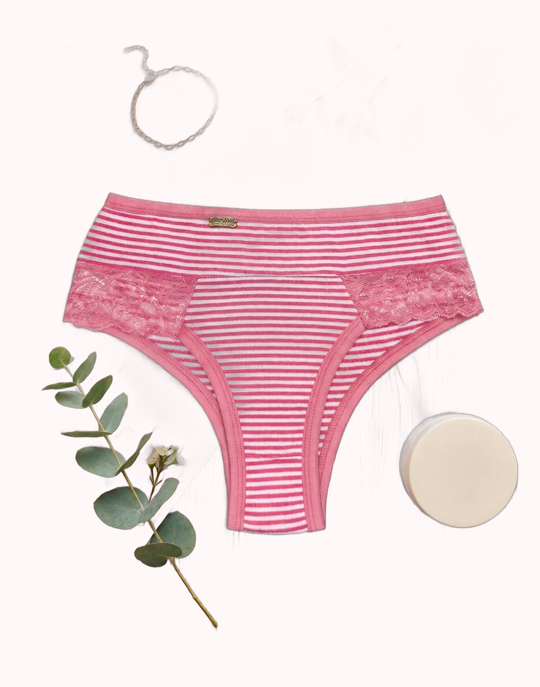 Calcinha Listrada com Detalhes de Renda – Doce Malícia