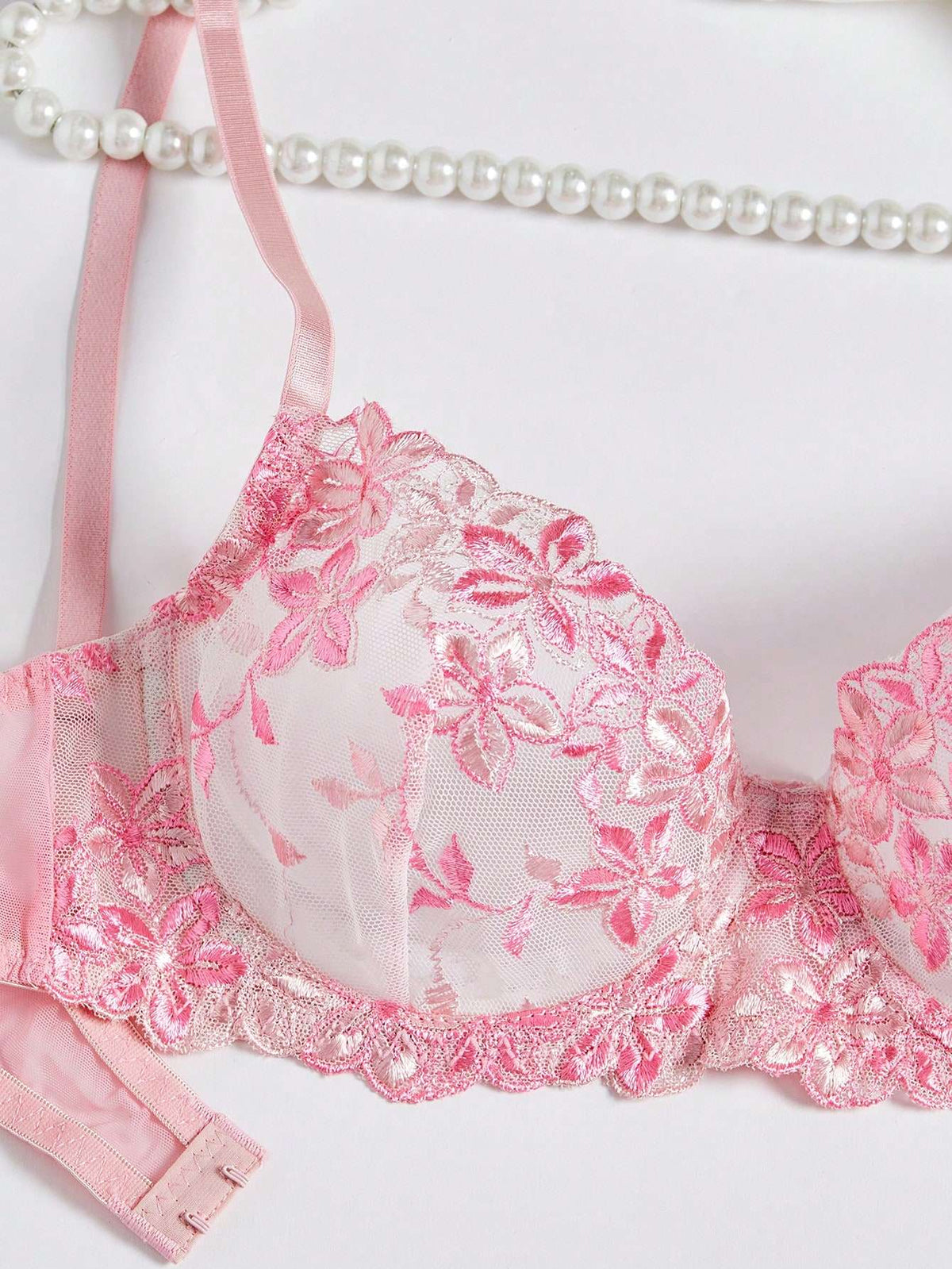 Conjunto de Lingerie Bordado Floral com Bojo e Fio Dental – Doce Malícia