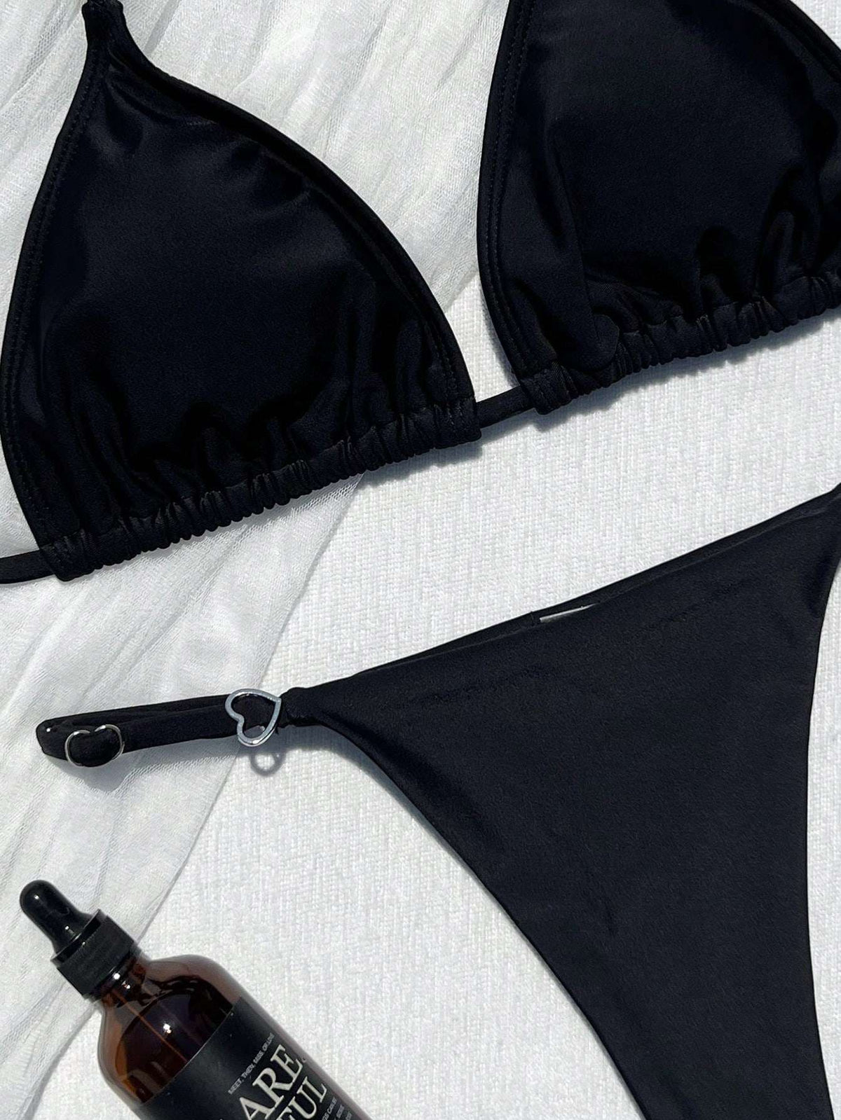 Biquíni Triangular Preto com Argola Coração – Doce Malícia