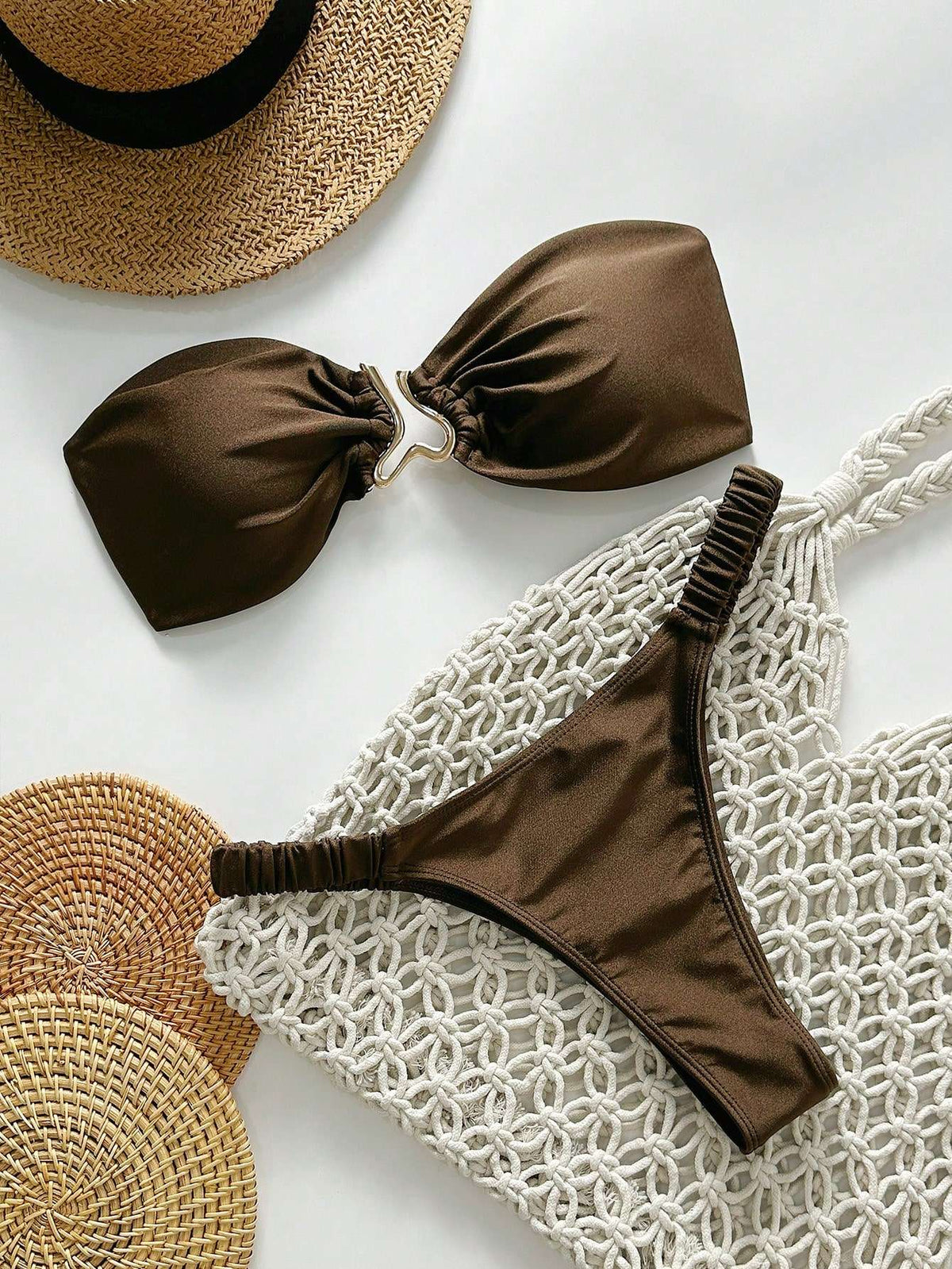 Biquíni Bandeau Marrom com Argola Metálica – Doce Malícia