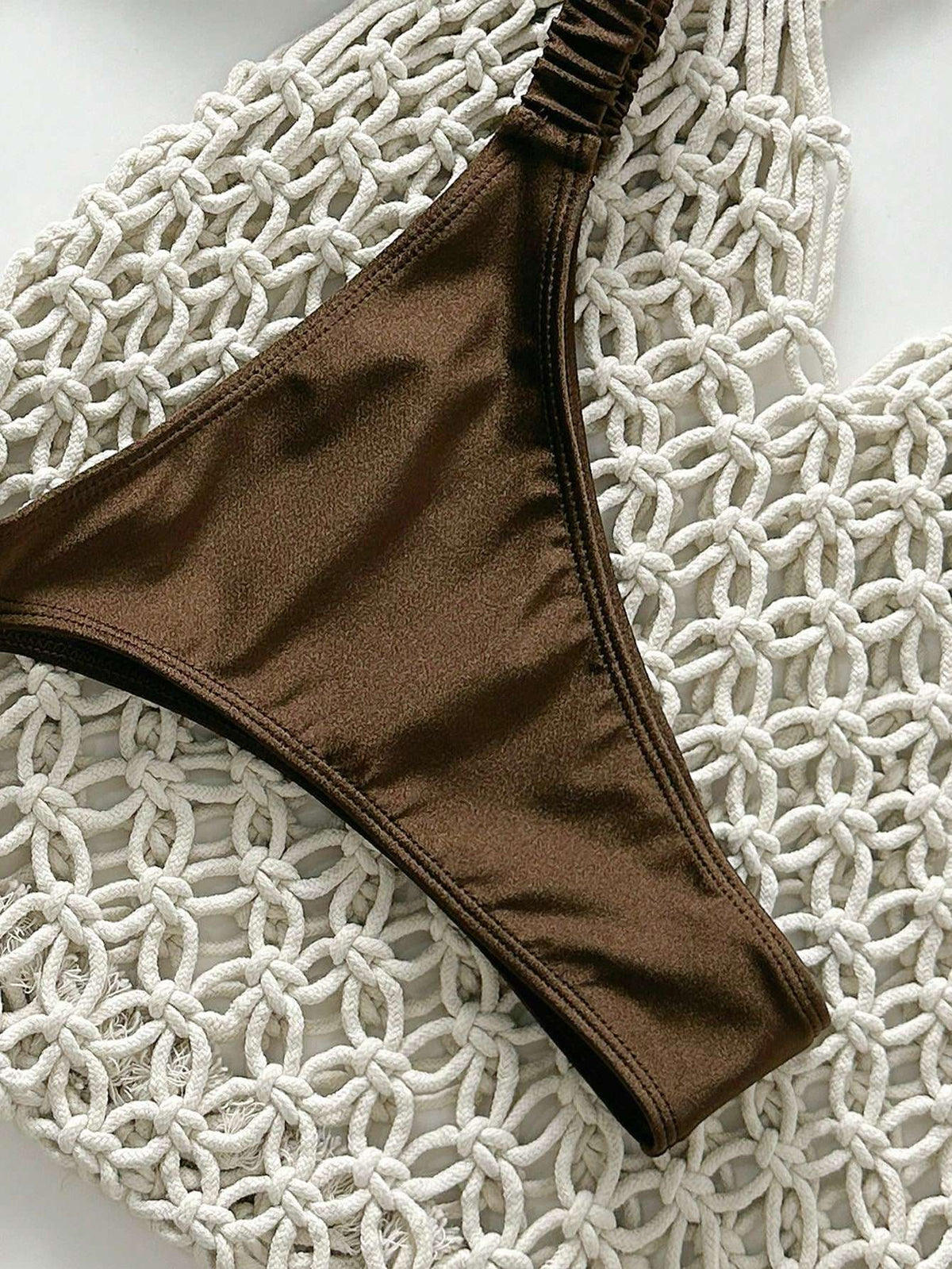 Biquíni Bandeau Marrom com Argola Metálica – Doce Malícia