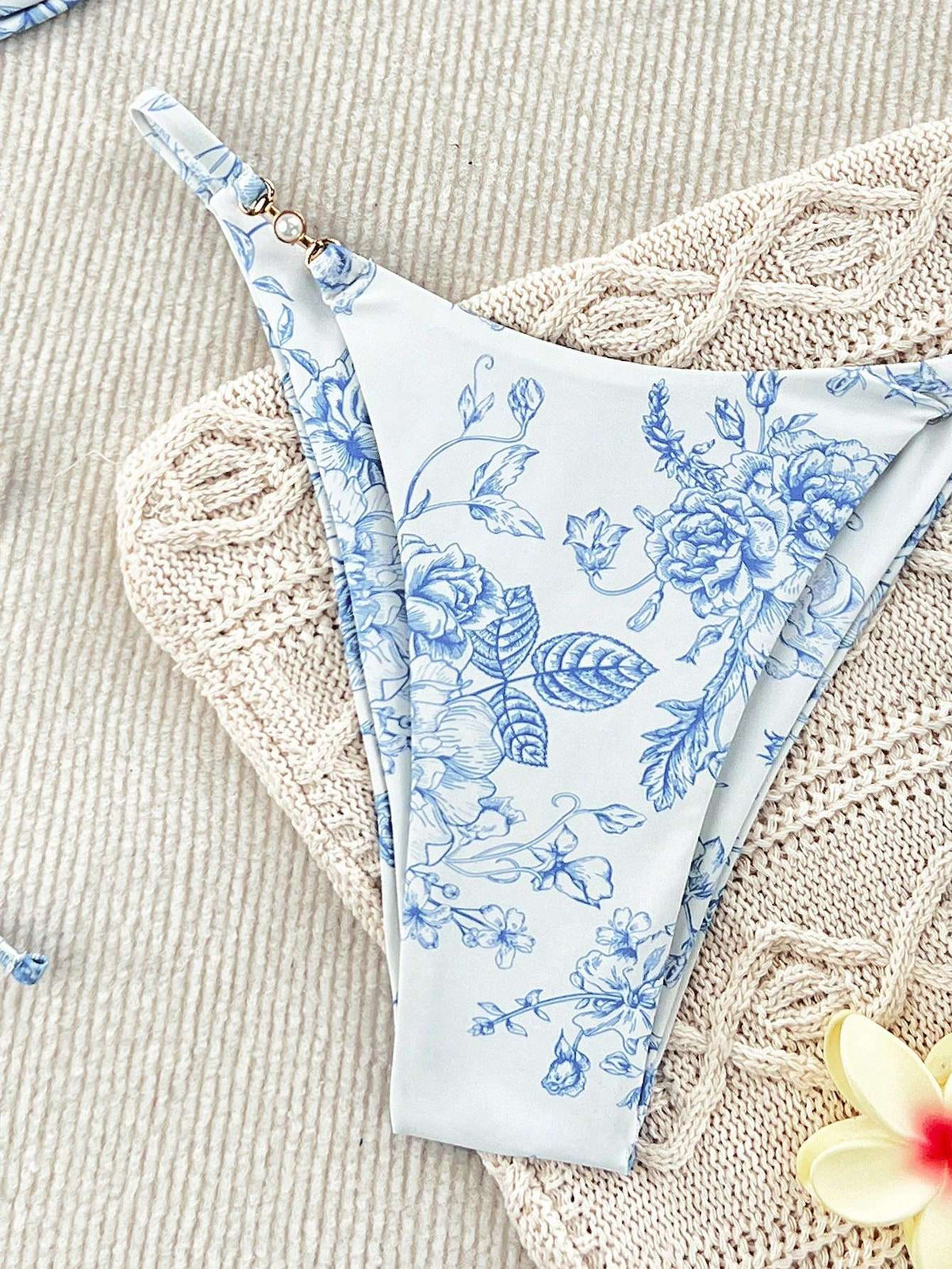 Biquíni Floral Azul com Detalhe Pérola – Doce Malícia