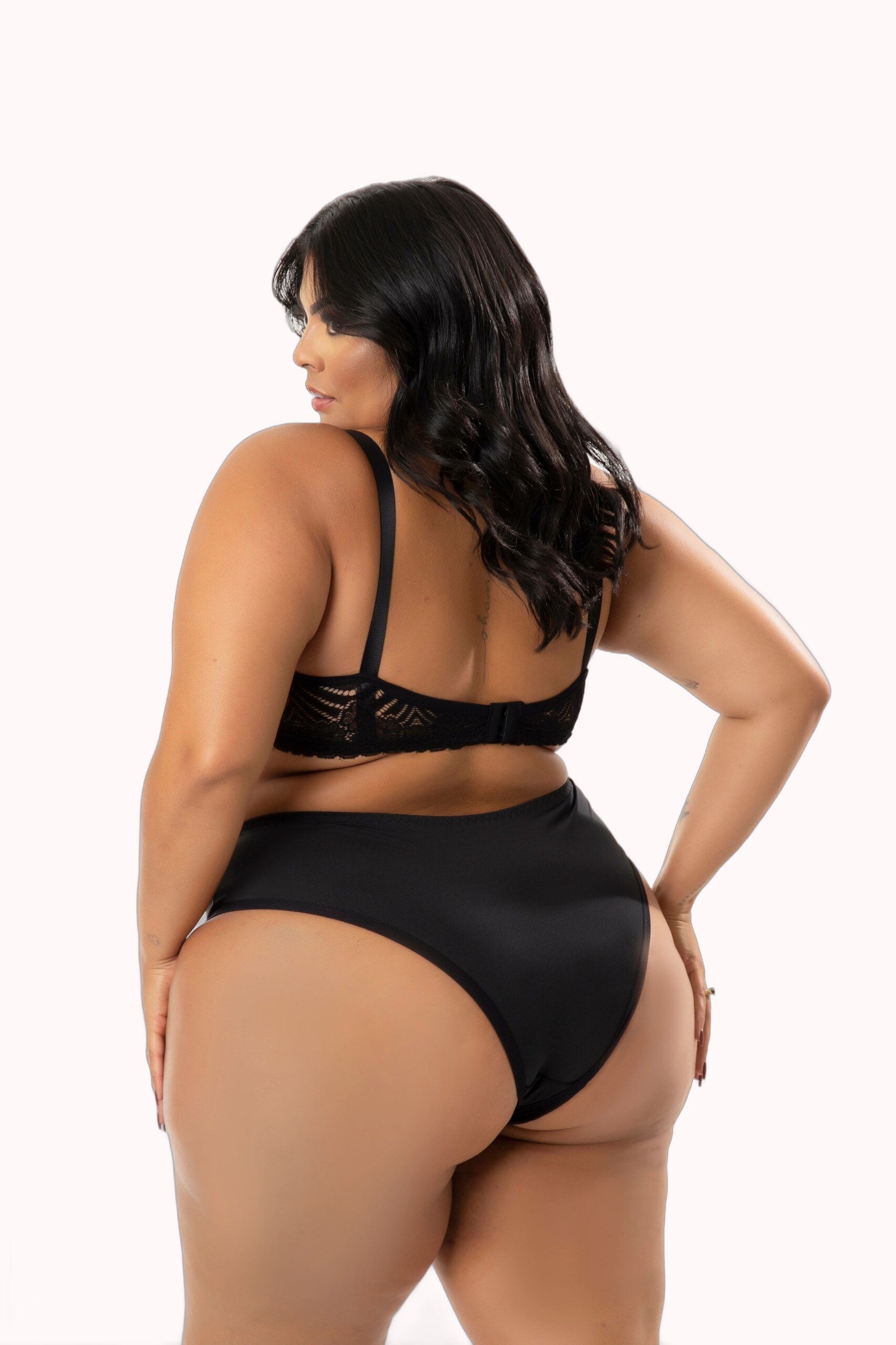 Conjunto Plus Size com renda vazada – Doce Malícia