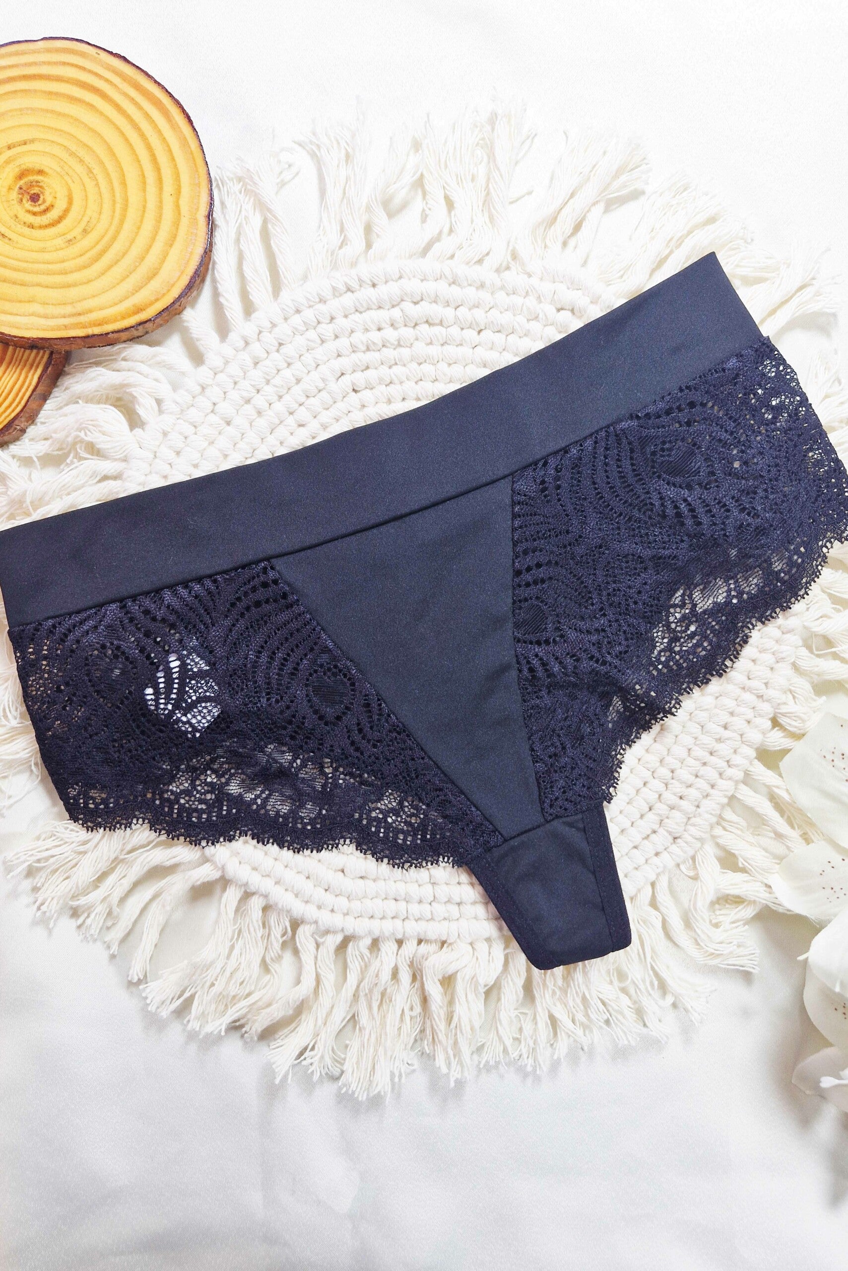 Fio Cintura Alta com Renda Vazada em Branco – Doce Malícia