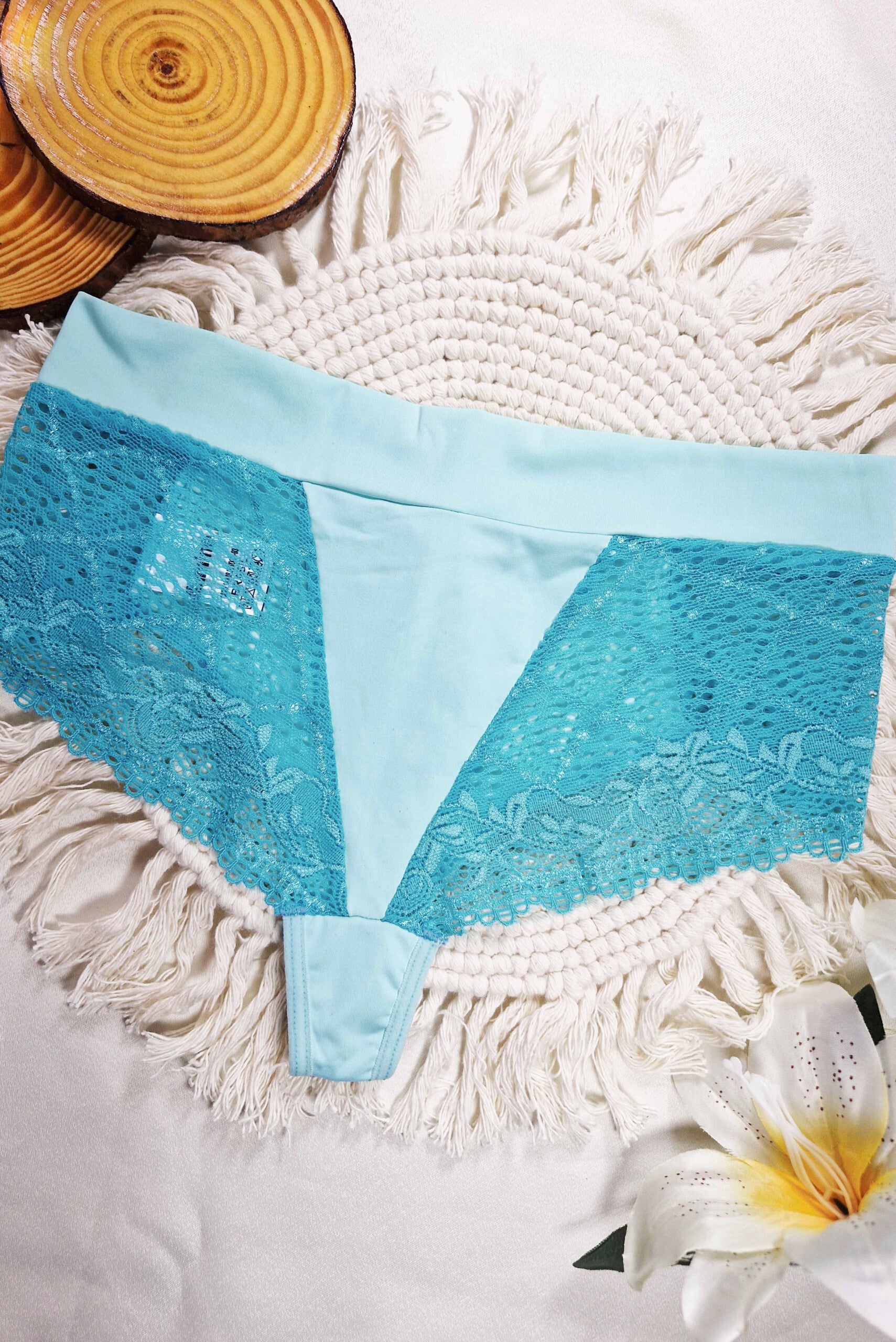 Fio Cintura Alta com Renda Vazada em Branco – Doce Malícia