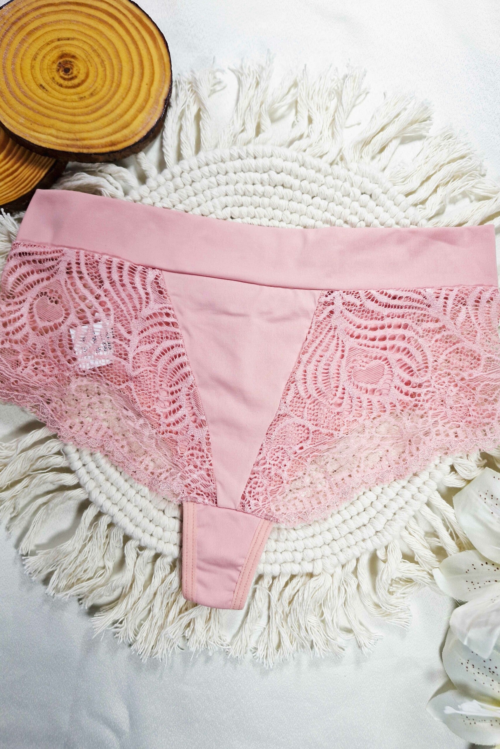 Fio Cintura Alta com Renda Vazada em Branco – Doce Malícia