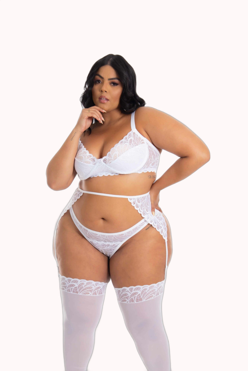Lingerie Plus Size com cinta liga e meia em tule – Doce Malícia