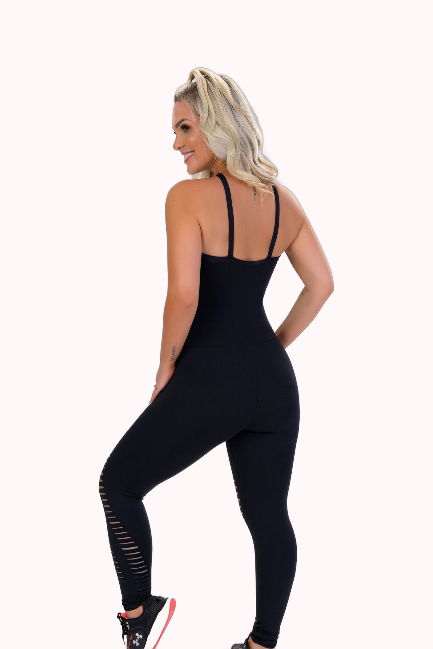 Macacão Fitness preto corte a laser – Doce Malícia