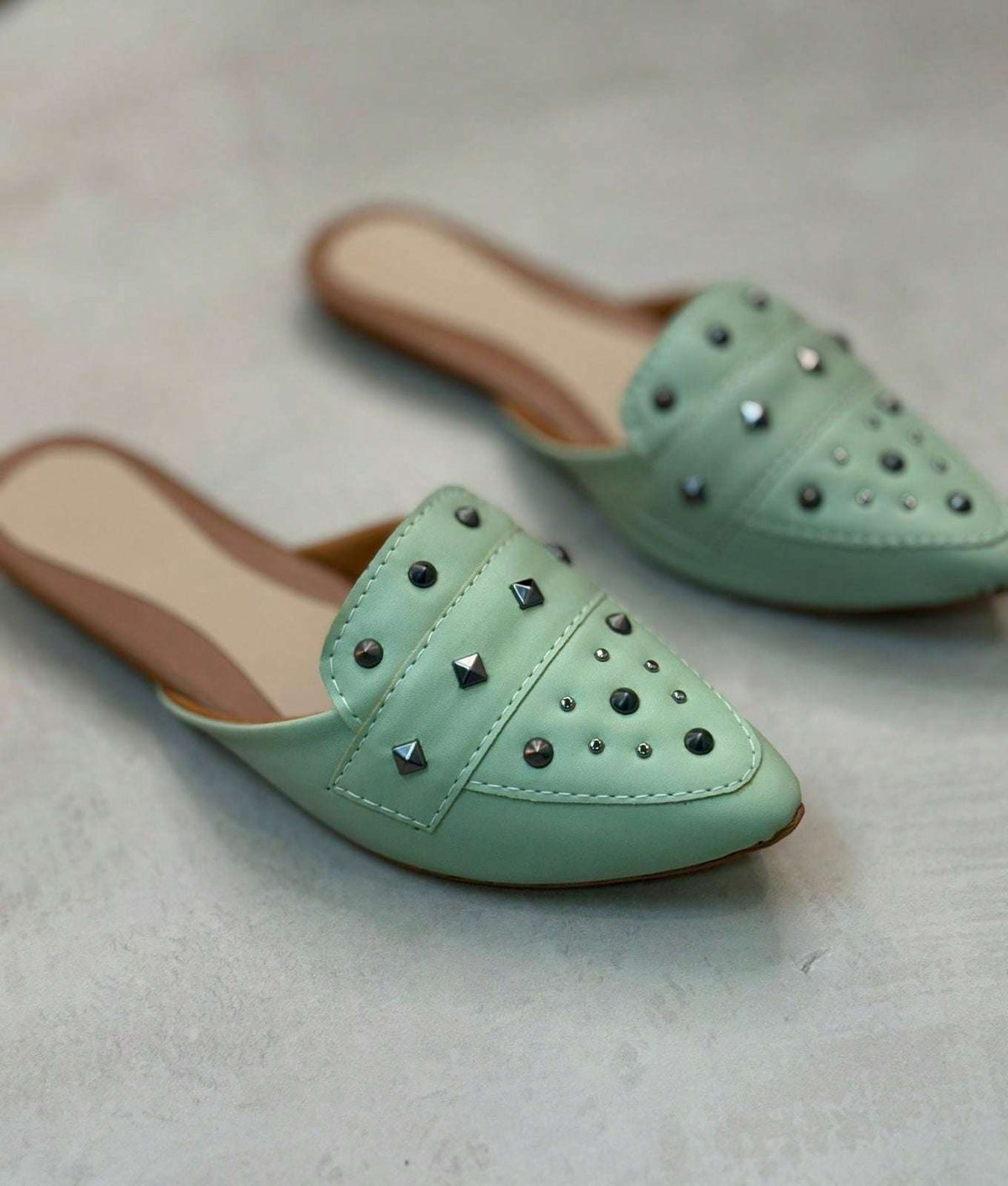Mule Bico Fino com Tachas – Doce Malícia