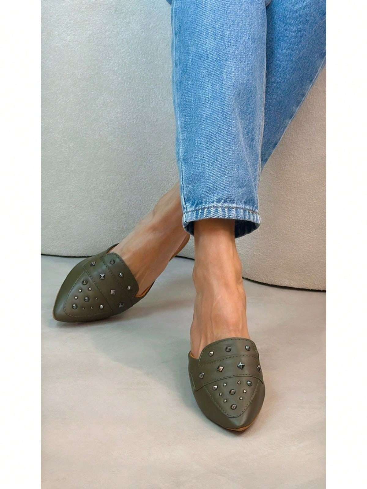 Mule Feminina Bico Fino com Tachas – Doce Malícia