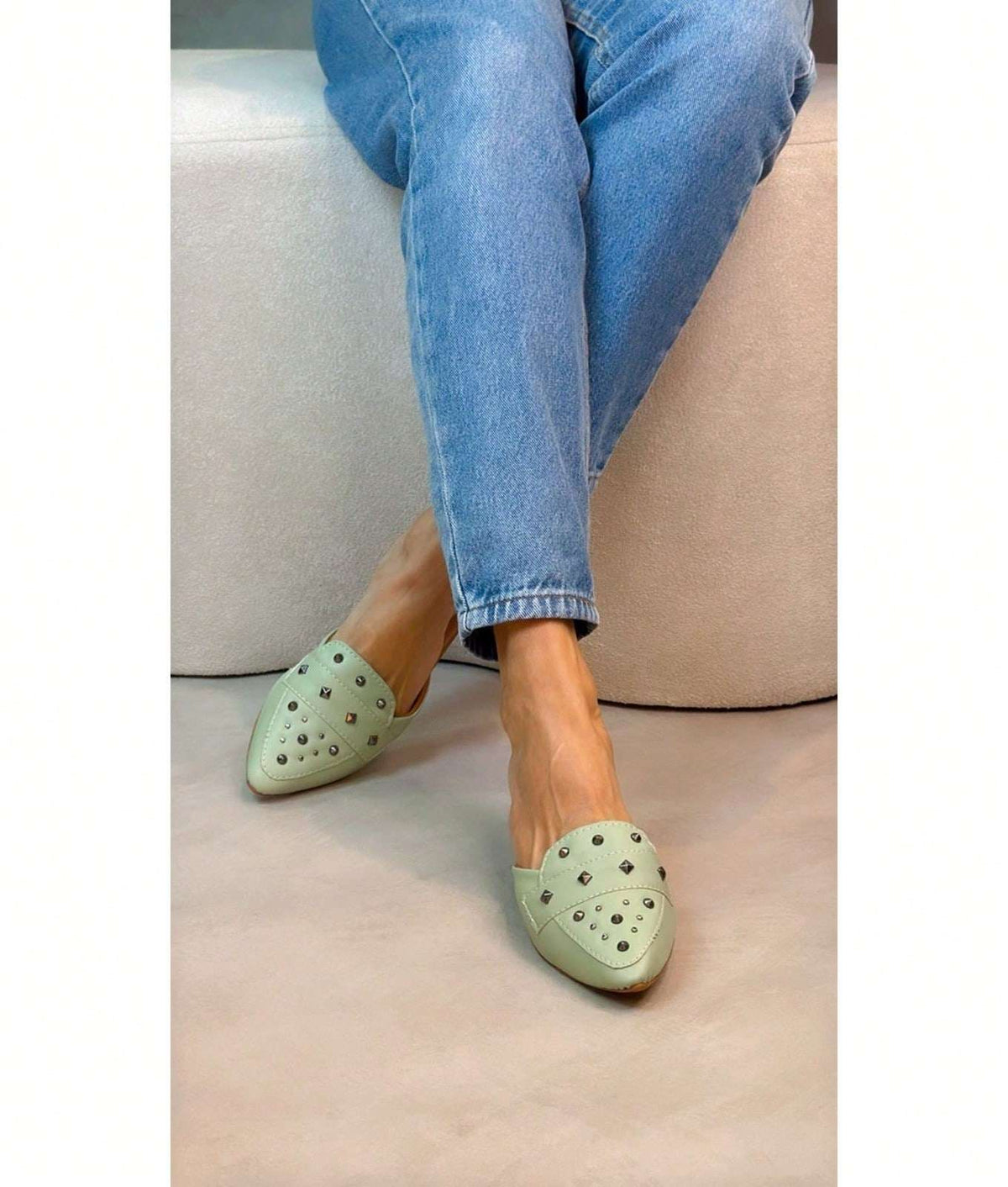 Mule Bico Fino com Tachas – Doce Malícia