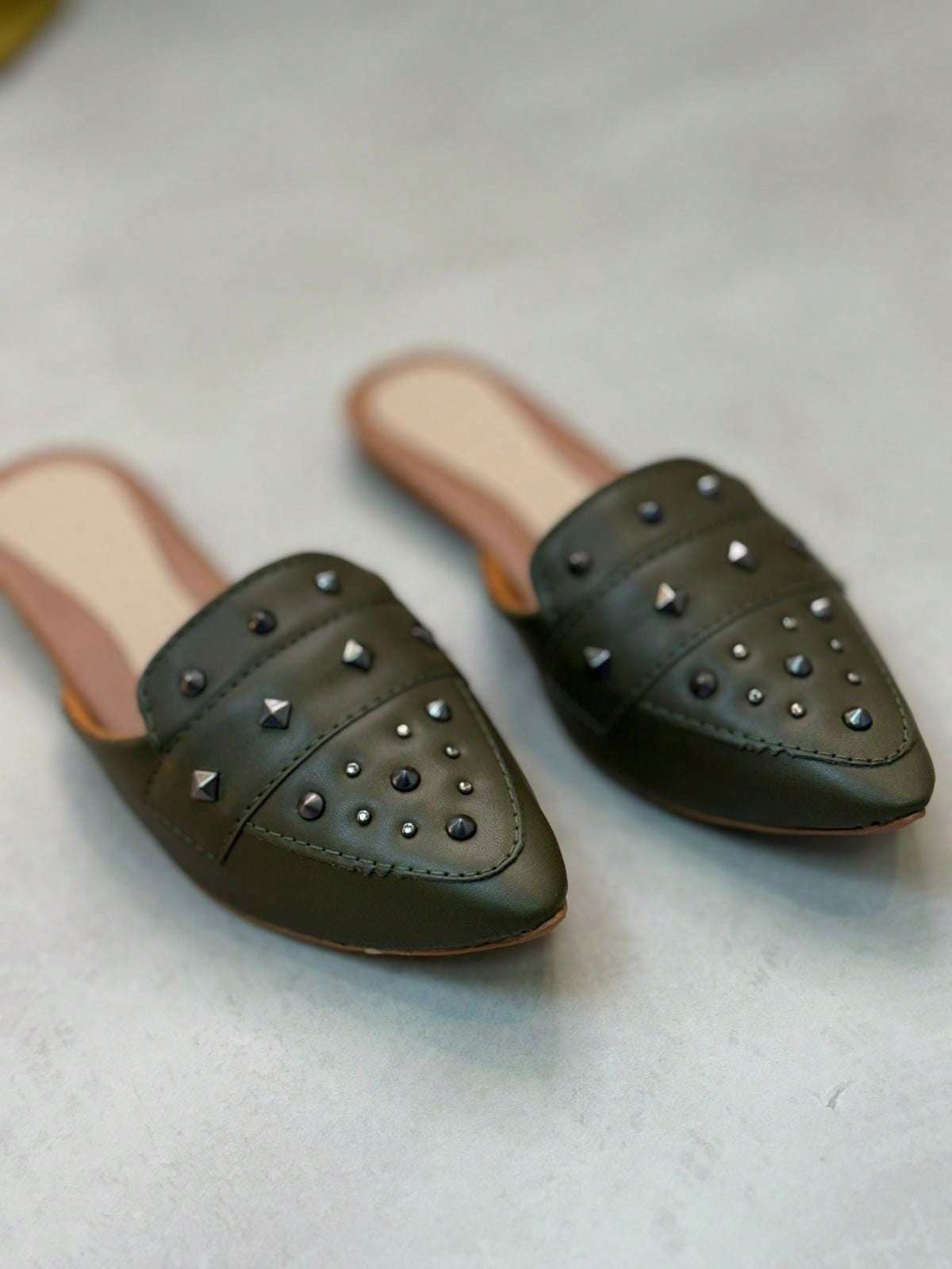 Mule Bico Fino com Tachas – Doce Malícia