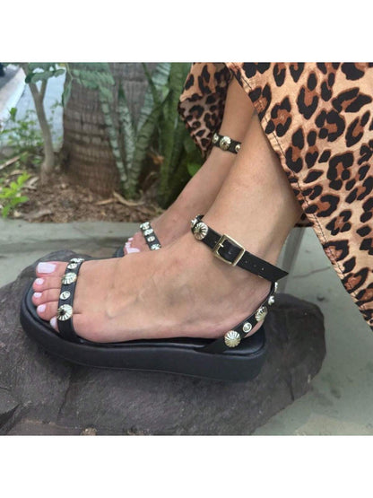 Sandália Flatform Preta com Tachas Douradas – Doce Malícia