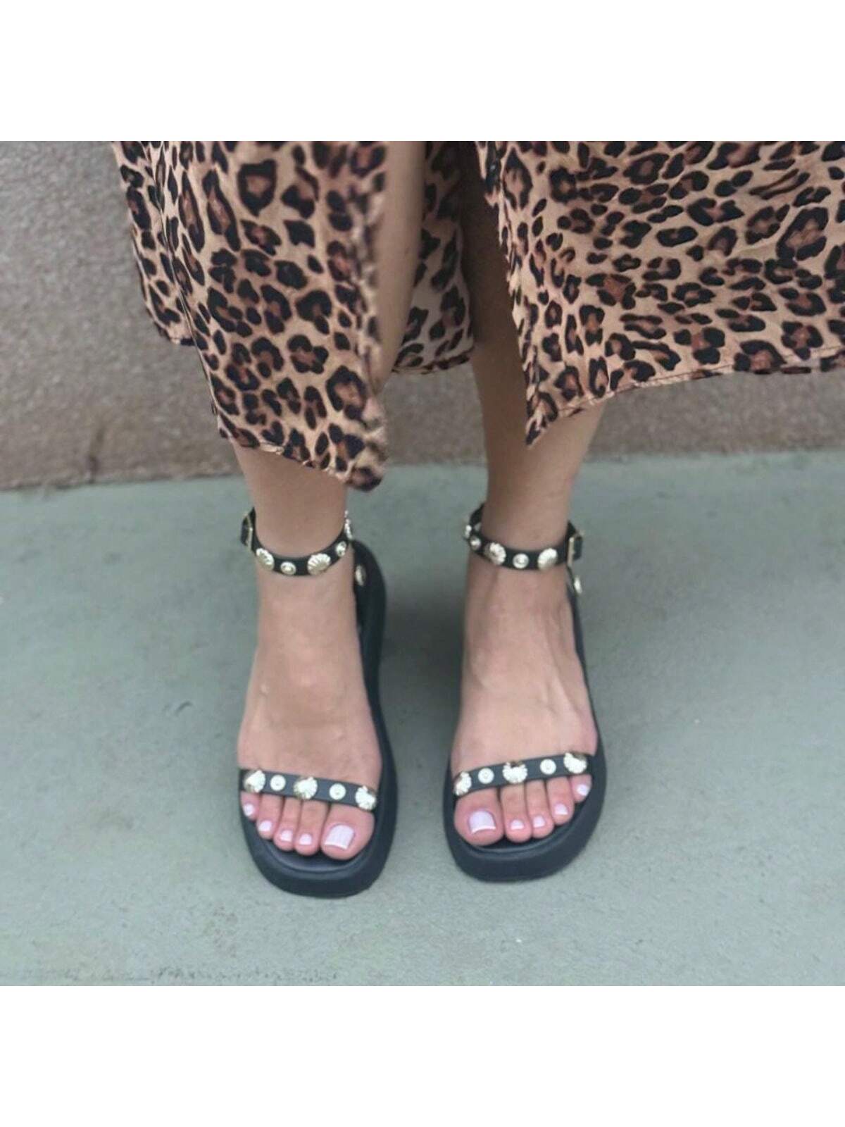Sandália Flatform Preta com Tachas Douradas – Doce Malícia