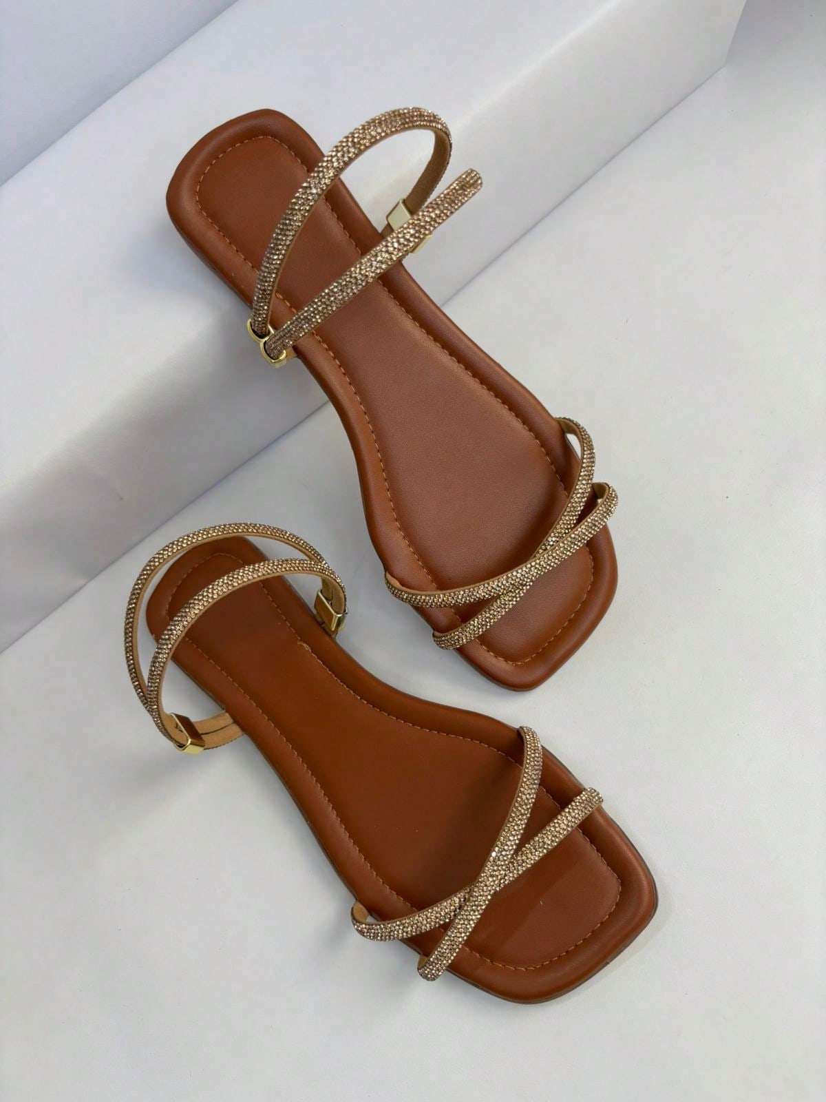 Sandália Rasteira Tiras Cristal Caramelo – Doce Malícia