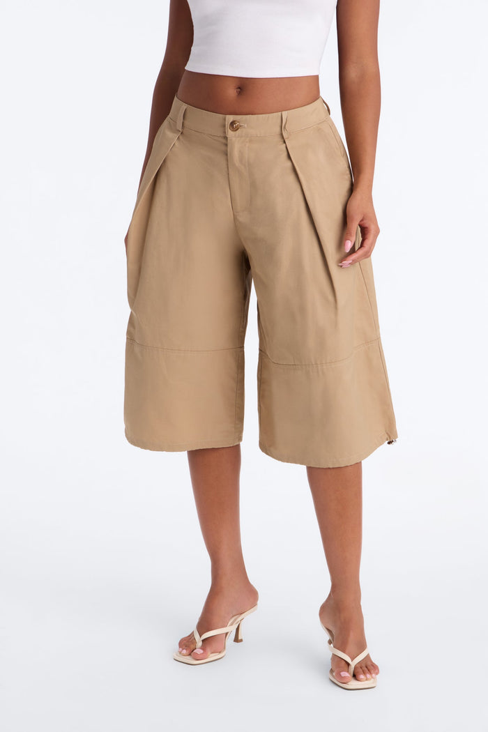 Short Feminino Cargo Plissado Bege – Doce Malícia — Doce Malícia