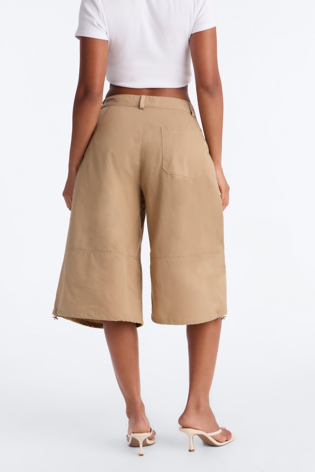 Short Feminino Cargo Plissado Bege – Doce Malícia