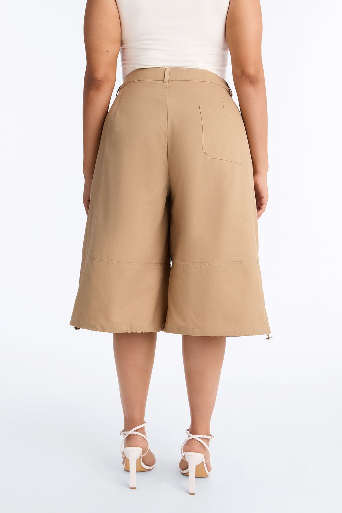 Short Feminino Cargo Plissado Bege – Doce Malícia