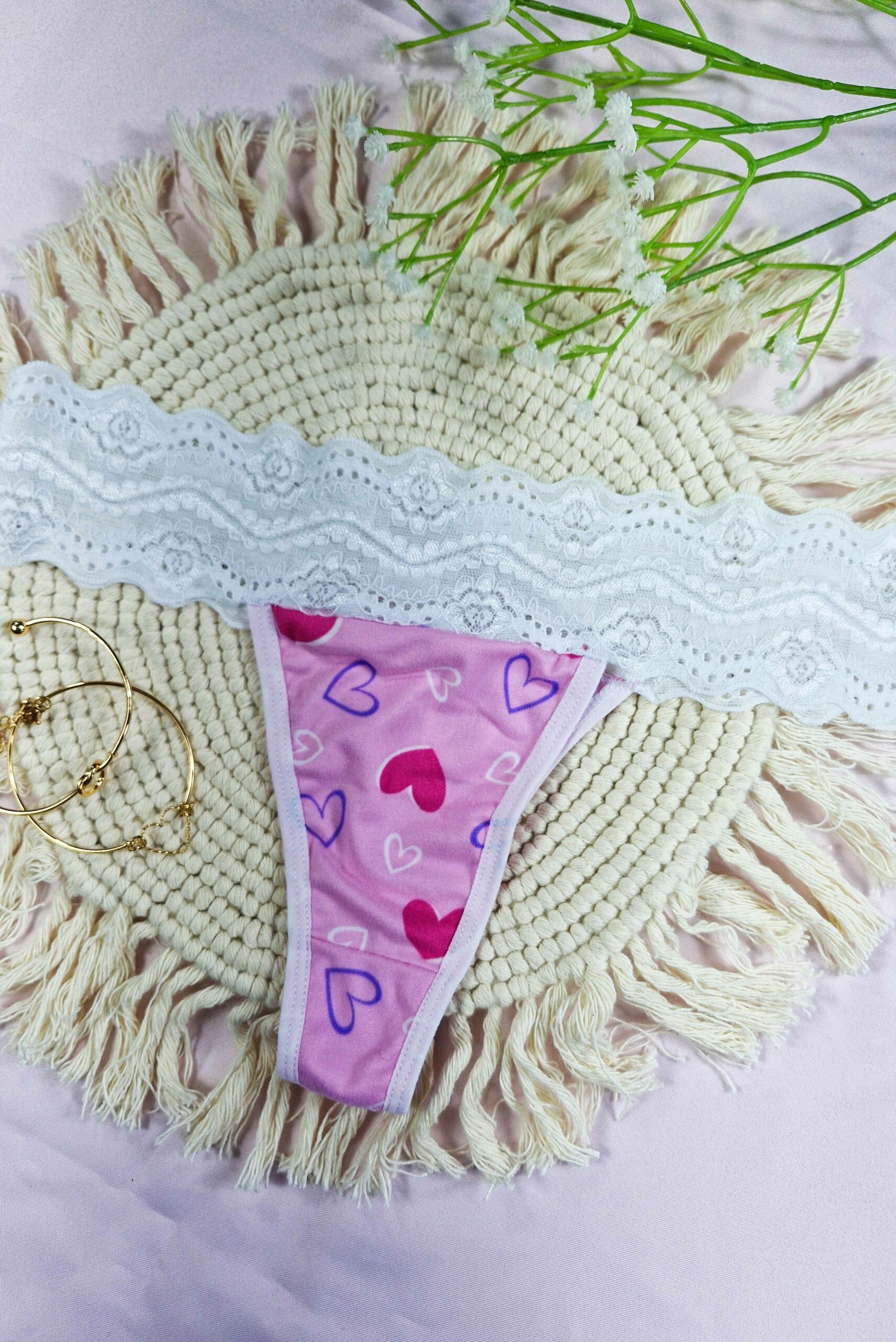 Tanga em Suede Estampado com Renda em Branco – Doce Malícia