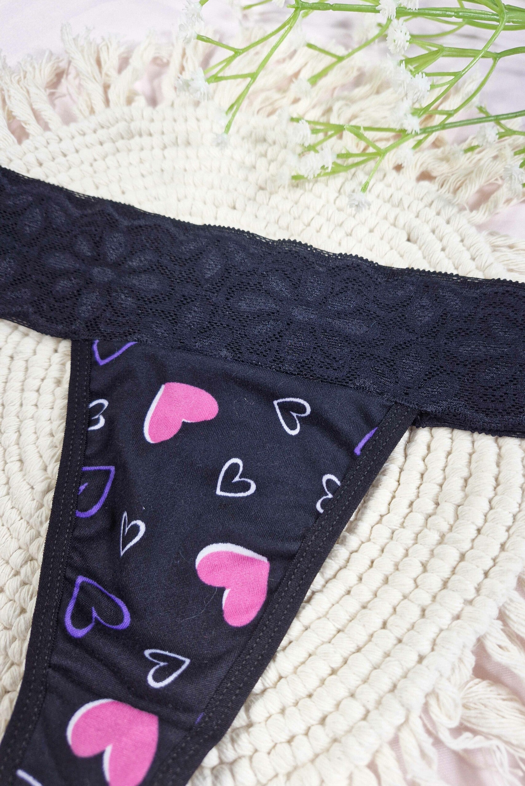 Tanga em Suede Estampado com Renda em Branco – Doce Malícia