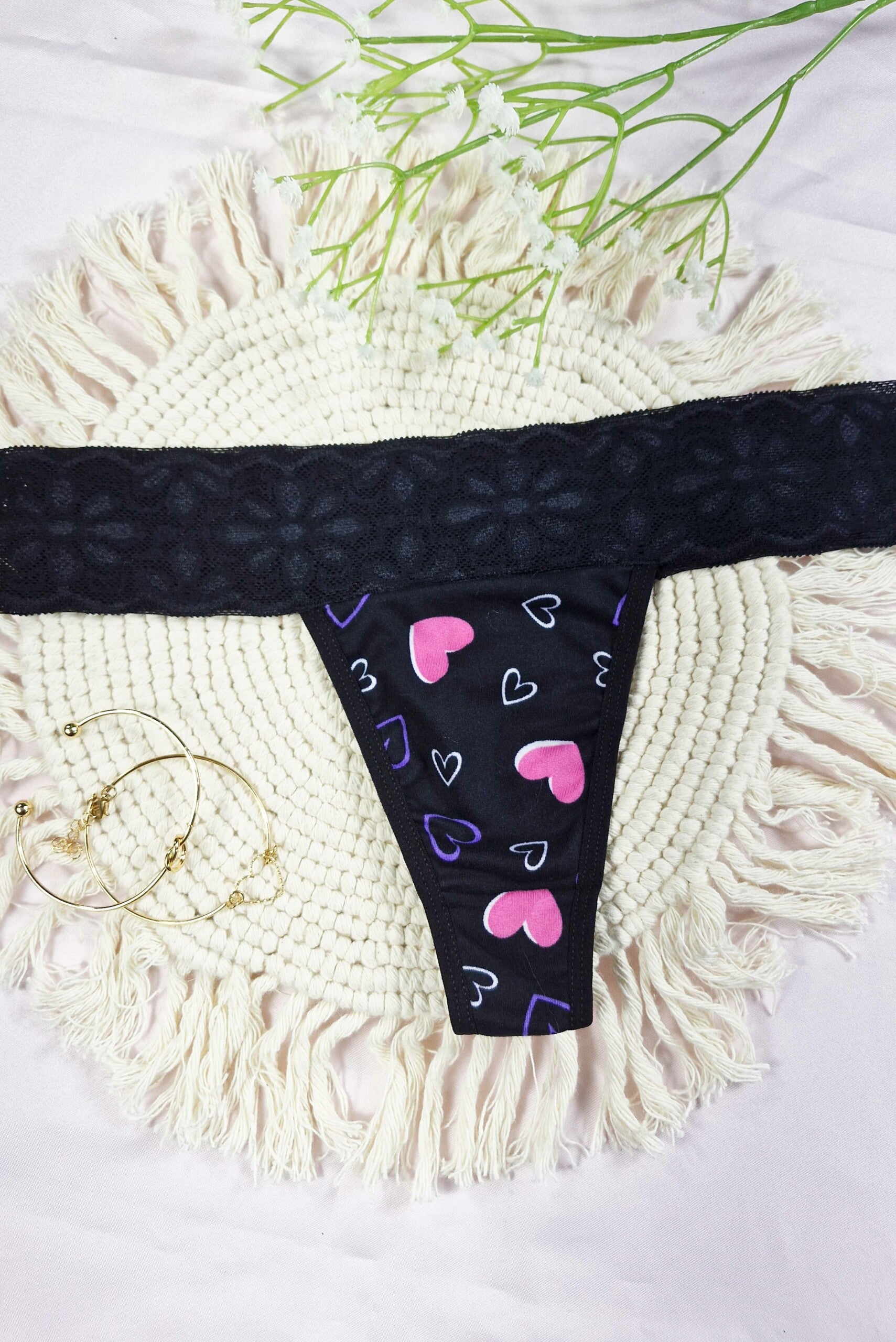 Tanga em Suede Estampado com Renda em Branco – Doce Malícia