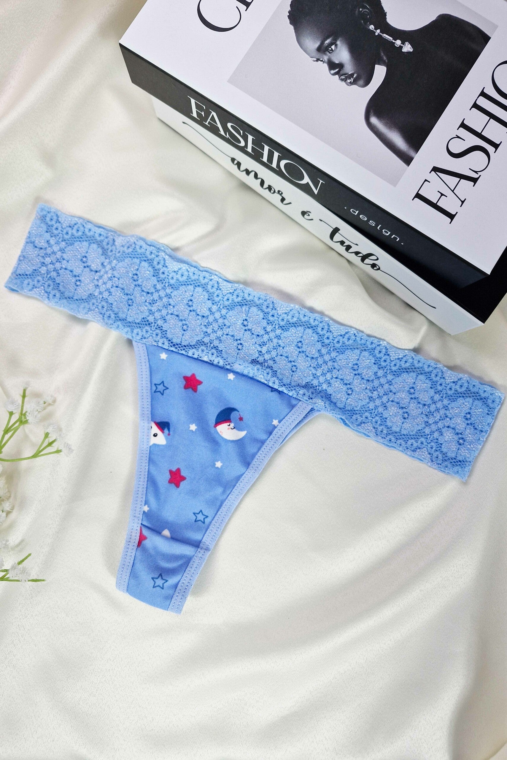 Tanga em Suede Estampado com Renda em Branco – Doce Malícia