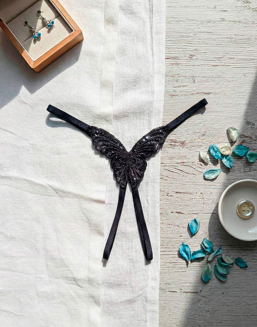 Tanga Fio Dental com Abertura Íntima em Preto – Doce Malícia
