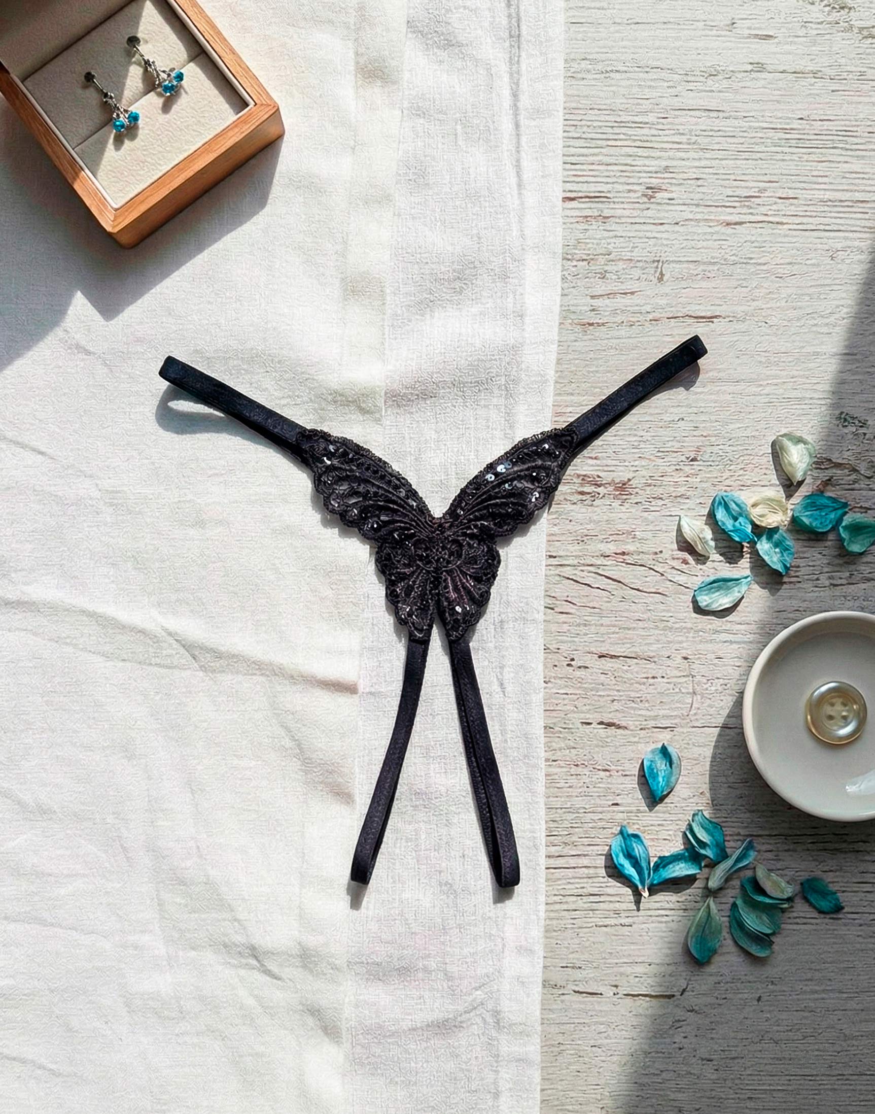 Tanga Fio Dental com Abertura Íntima em Preto – Doce Malícia