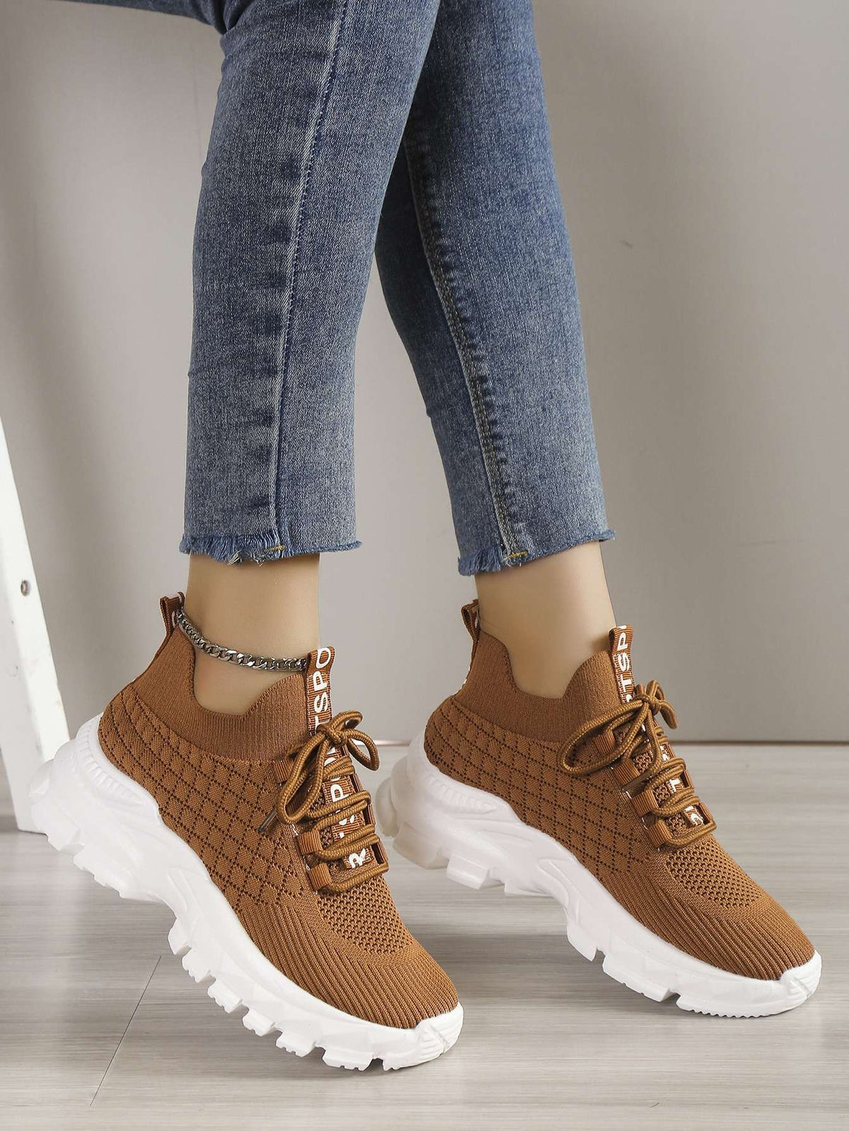 Tênis Feminino de Malha Respirável Sola Alta Caramelo – Doce Malícia