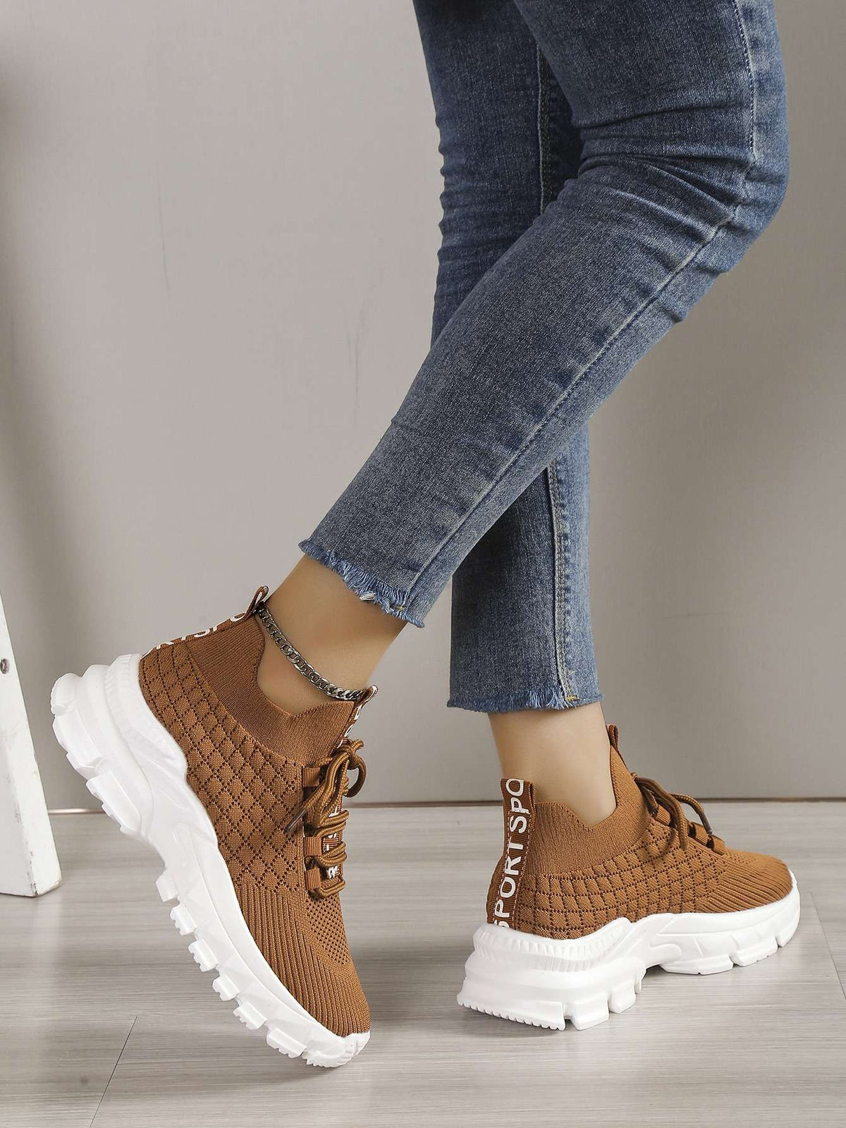 Tênis Feminino de Malha Respirável Sola Alta Caramelo – Doce Malícia
