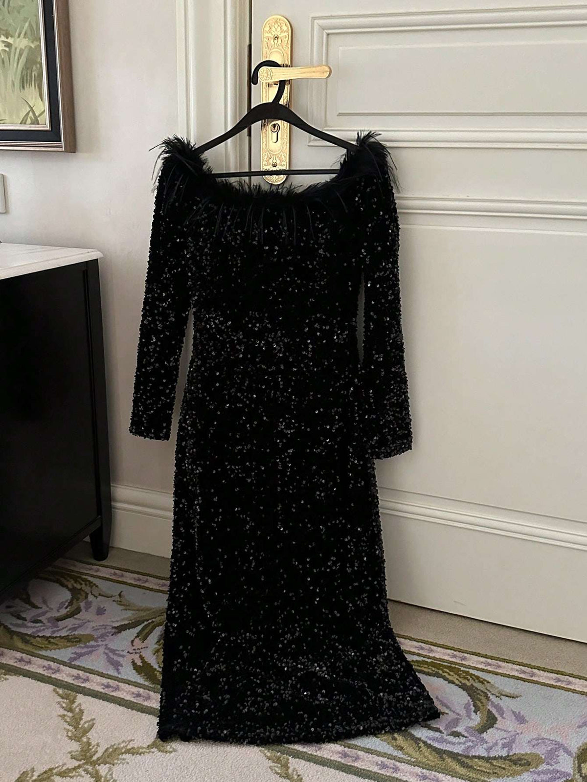 Vestido Longo Feminino Paetê Plumas Ombro a Ombro – Doce Malícia