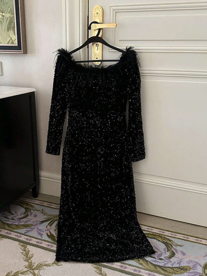 Vestido Longo Feminino Paetê Plumas Ombro a Ombro – Doce Malícia