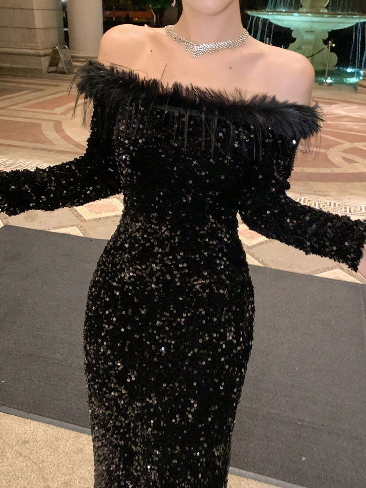 Vestido Longo Feminino Paetê Plumas Ombro a Ombro – Doce Malícia